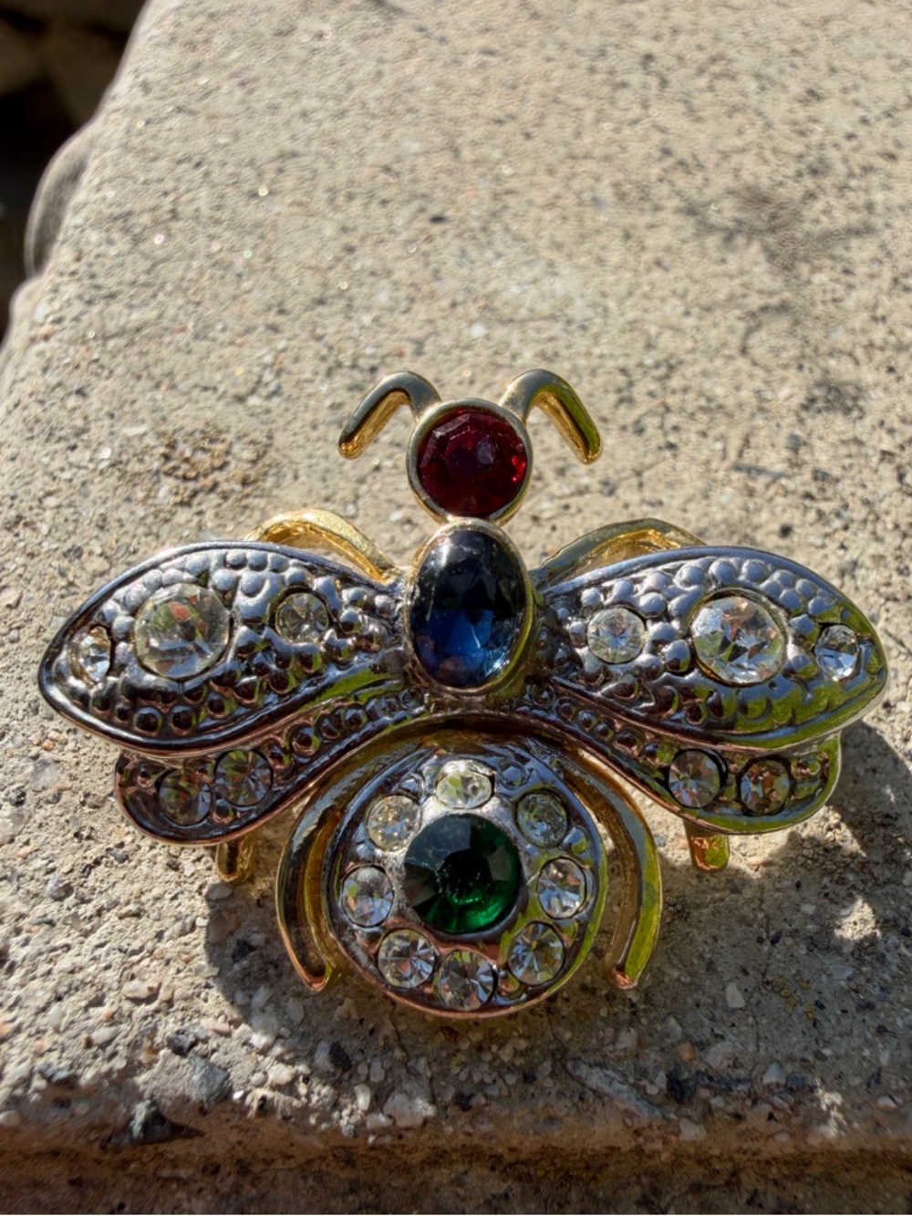 Vintage Joan Rivers bee brooch